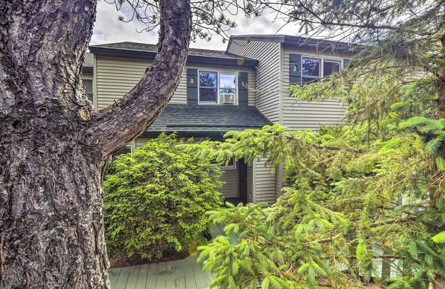 Lake Placid Gem w/Patio & Views < 1 Mi to Beach!