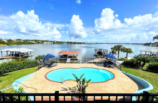 Lake Retreat for10 has Pool-Dock-4 Bedrooms-2 Bath Expansive Lakefront Views