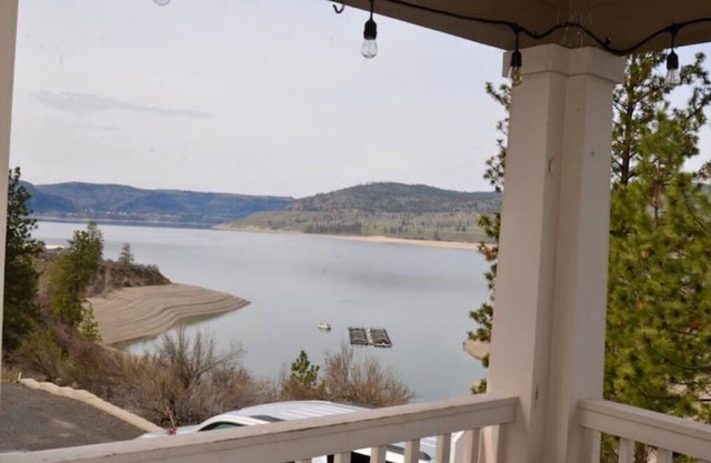 Lake Roosevelt Home w/Beach Access