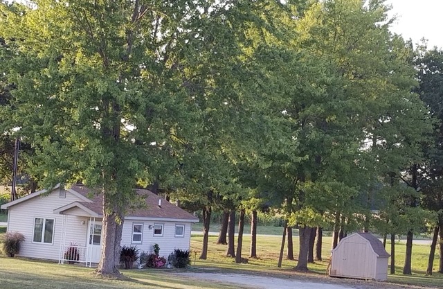 LAKE SHELBYVILLE COTTAGE MINUTES FROM BOATING, HUNTING, AND FISHING, Sleeps 2