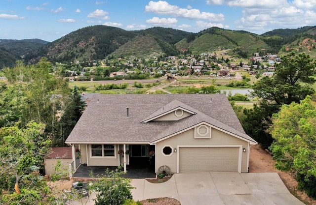 Lake View 5-Bedroom House with a Mountain Backdrop