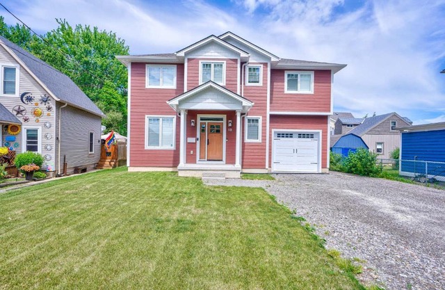 Lake view cottage with three ensuites and elevator