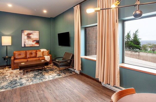 Lake View Queen Suite - Spectacular Views of Lake Superior