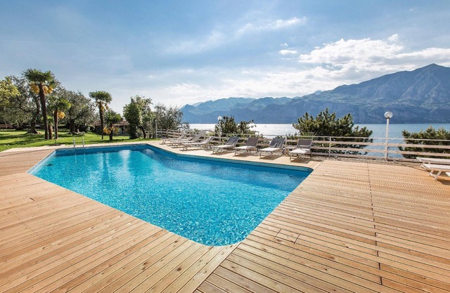 Lake view studio with BBQ and shared pool