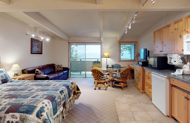 Lake view studio with private balcony, AC, dock for kayaking & swimming
