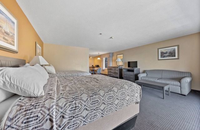 Lake View Suite Put in Bay - Sleeps 6 People