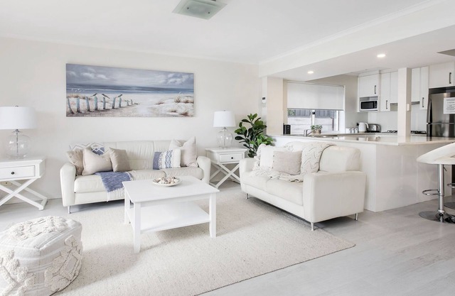 "LAKE VILLA" - Lake views & Pool. Walk to beach/shops