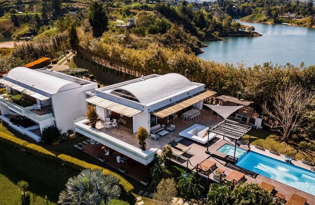 Lake Villa, una Extraordinaria Mansión con una Vista Increible
