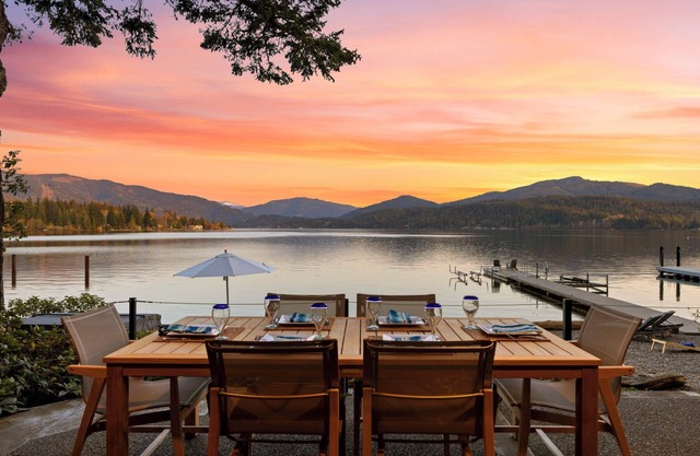 Lake Whatcom Beachfront Villa: Lakefront Luxury w/Dock & Hot Tub