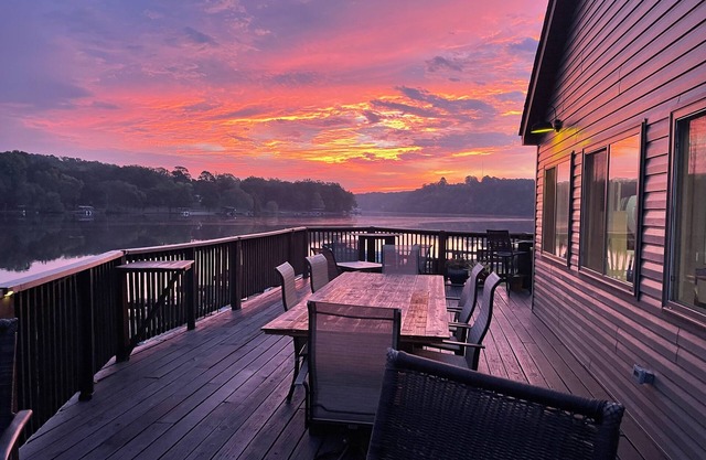 Lakefront 3-bedroom Lodge in Hot Springs Arkansas, directly on Lake Catherine!