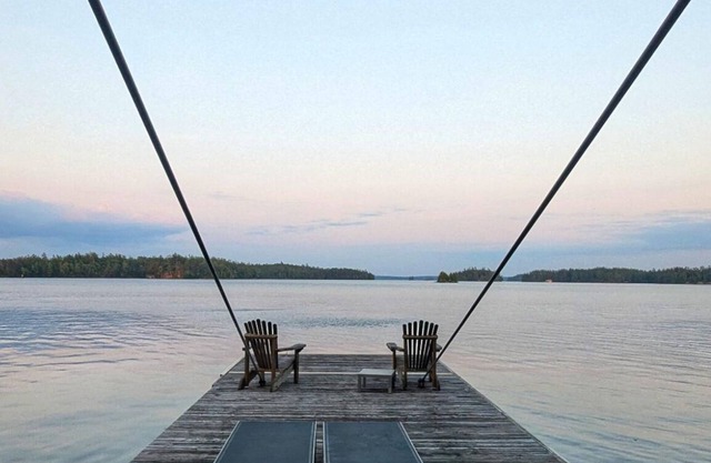 Lakefront 5 Bedroom + 5 bathroom Cottage w/Boat on Miller Island Muskoka