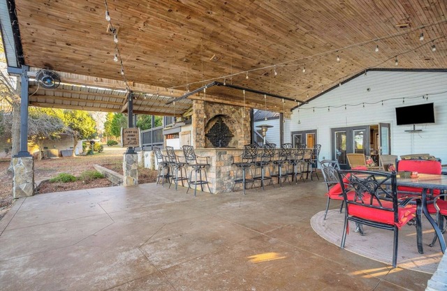 Lakefront 5BR w/Jacuzzi and Grill – Sleeps 12