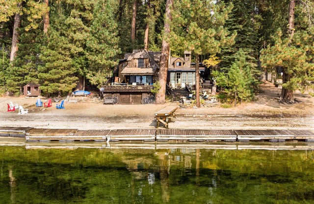 LAKEFRONT CABIN, PRIVATE BEACH, DOCK AND HOT TUB
