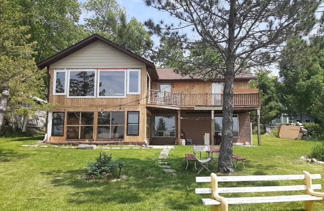 Lakefront cottage on Upper Chemong lake-4 seasons