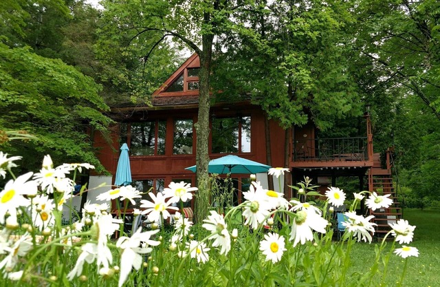 Lakefront cottage on the north shore of Little Traverse Lake.