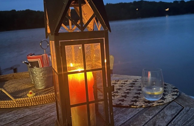 Lakefront Cottage Retreat !!