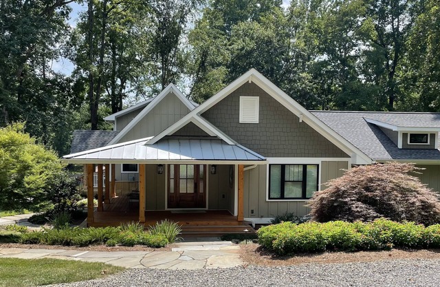 Lakefront Cottage, spacious and completely renovated craftsman home