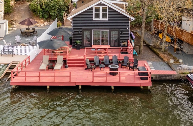 Lakefront Cottage-Ski-Golf-Snowboard- Watersports. 5 Bedrooms 9 Beds 2 Baths