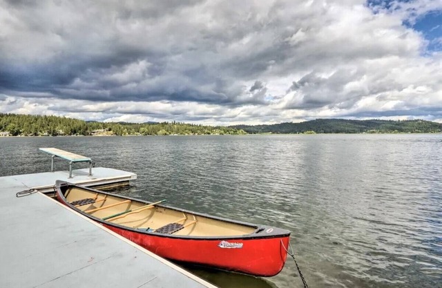 Lakefront Cottage with Hot Tub and Fire Pit