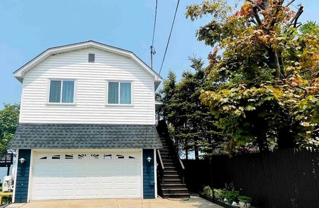 Lakefront Cottage with Spacious Deck and Great Views in NY