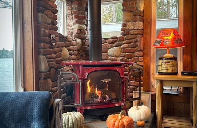 Lakefront/Cozy Cedar Cottage/Fireplace/Firepit/Sauna/Minutes from Marquette!