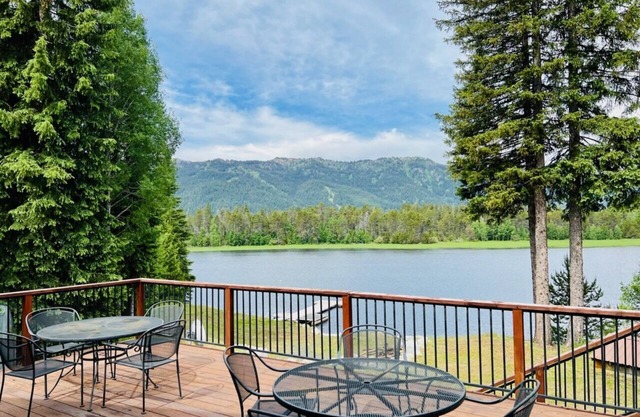 Lakefront Escape - on Lake Cascade w/dock and amazing views