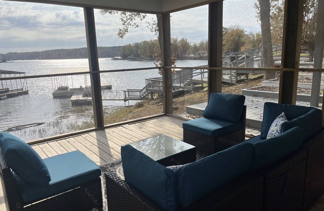 Lakefront escape! Boat Dock, Fishing, Kayaks! Near Hiking, Wineries, Marinas!
