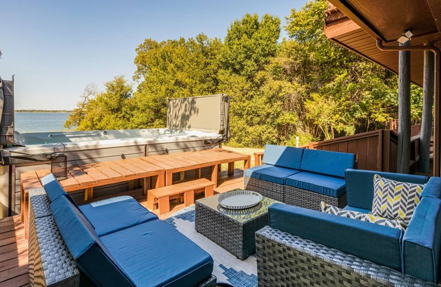 Lakefront Estate With 2 Kitchens Perfect for Events & Families