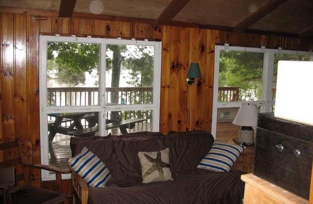 Lakefront Family Cottage with Tennis Court!