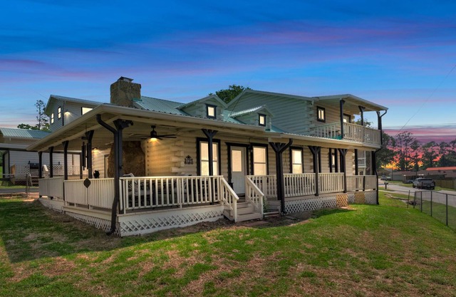 Lakefront Family-Friendly Oasis!