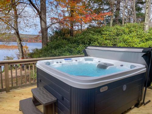 Lakefront Family Home, Kayaks, Hot Tub, Fireplace