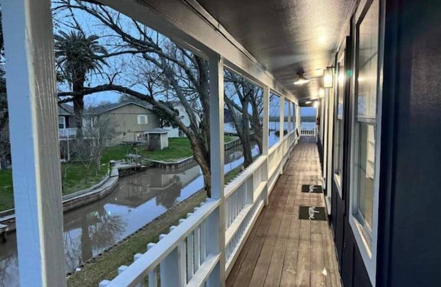 Lakefront Gem Awaits!