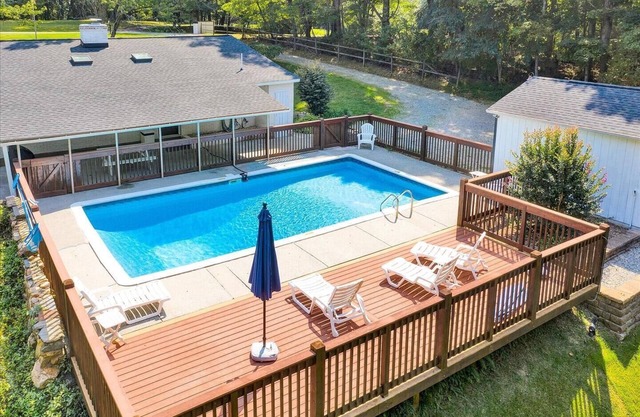 🌊 Lakefront Getaway with 🏖 Saltwater Pool, 🎣 Dock, 🛏 Linens Included