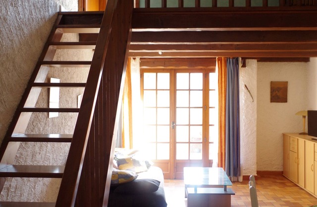 Lakefront house 75m2 large terrace, barbecue, castle view for 6 people