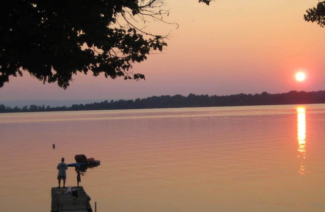 Lakefront Home, 60 Ft. Dock, Great Sunsets, Internet, Walk to Ladds Marina