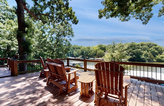 Lakefront home expansive views, patio kayaks and fire pit