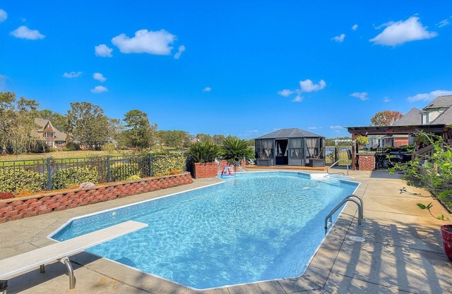 Lakefront Home for Families & Groups – Pool, Kayaks, BBQ, Deck, Fishing