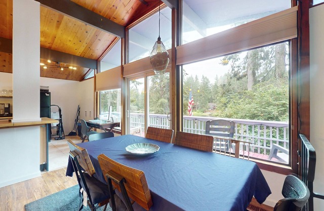 Lakefront home with lake views, fire pit, 1 kayak, grill, streaming