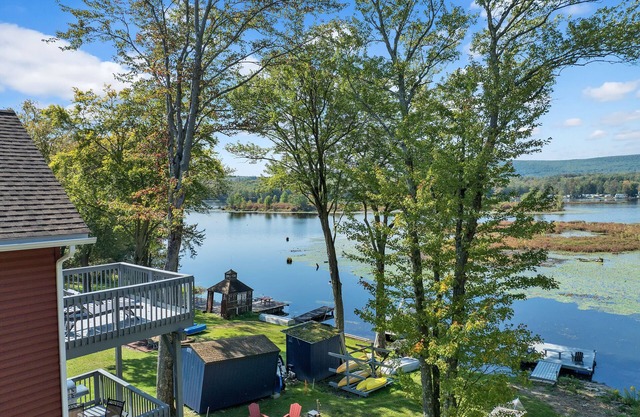 Lakefront, Hot Tub, Private Dock, 2 Decks, Patio, Kayaks in Season