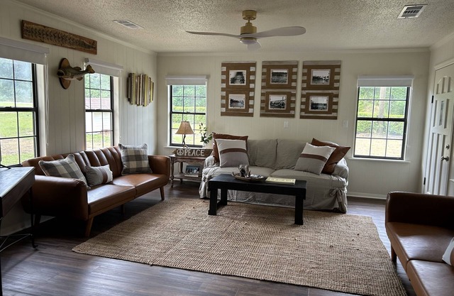 Lakefront House@Blackshear-.71acre 4BR: 6beds, 2futons. 3Bath. 2dens. 1849sqft.