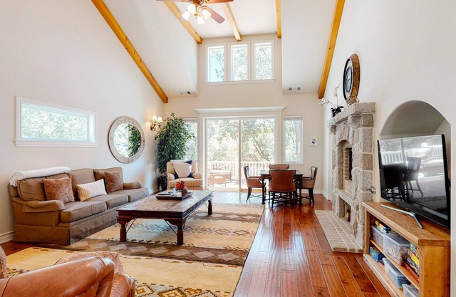 Lakefront house & guesthouse with billiards room & chef's kitchen - dog-friendly