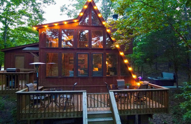 Lakefront Innsbrook Chalet: Hot Tub + Fire Pit!
