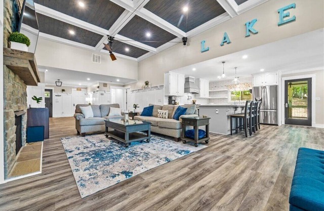 Lakefront Lake Arrowhead Home w/hot tub