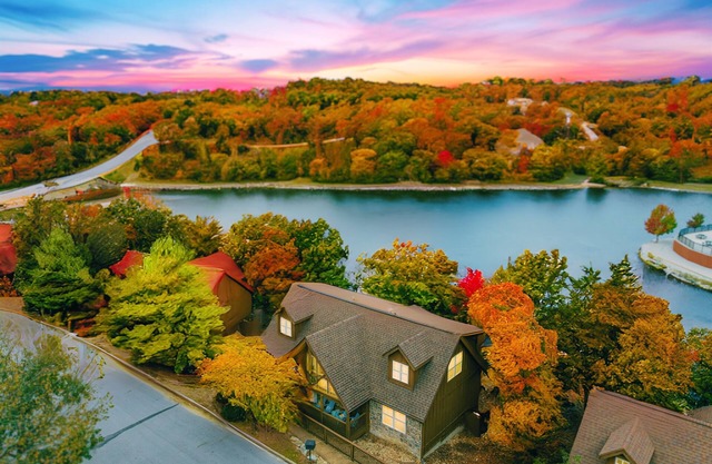 Lakefront Lodge | Pools, Golf, Views, Branson, SDC