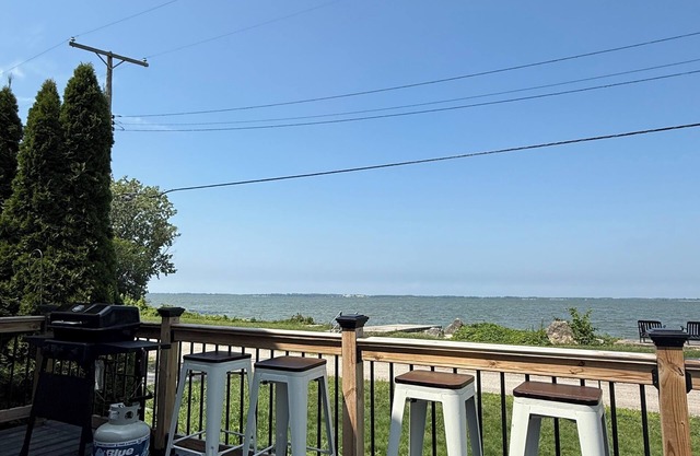 Lakefront Lodge + Sleeps 12 + Bay Views + Hot Tub