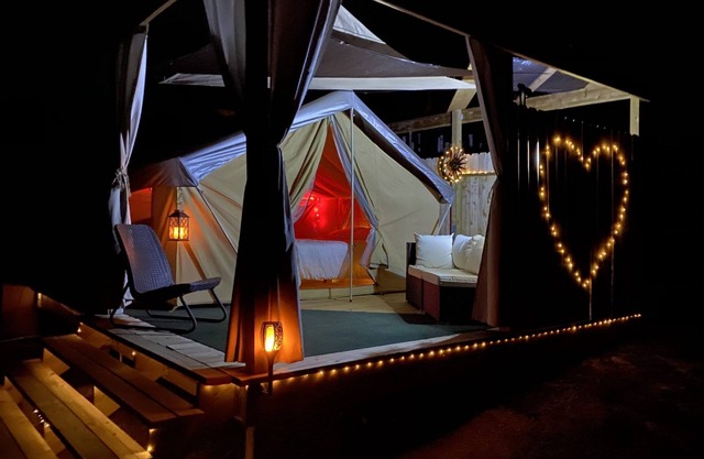 Lakefront Love Getaway: Winery, Kayaks, SUPs, Yoga, Massage, Krause Springs!