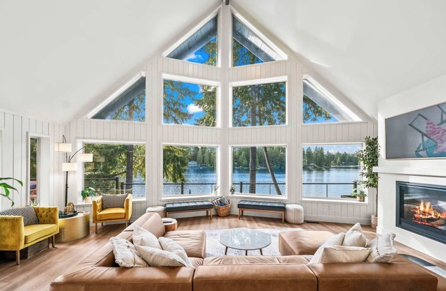 Lakefront Luxury Hot Tub + Dock Retreat