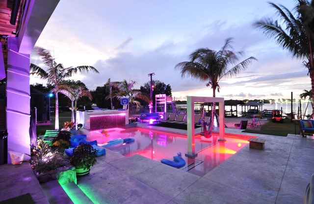 Lakefront Luxury pool 3100sq ft on lake.