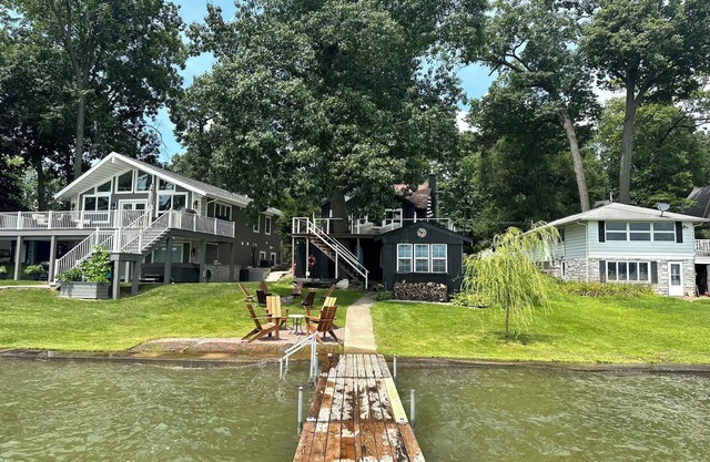 Lakefront Magician Lake Cottage Sleeps 11 with Hot Tub