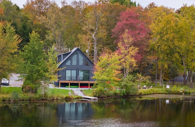 Lakefront Modern Chalet with Multiple King Beds